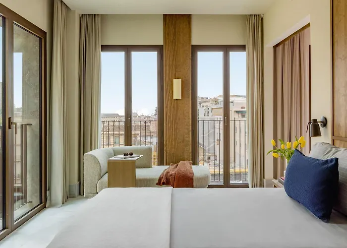 Hotel Me